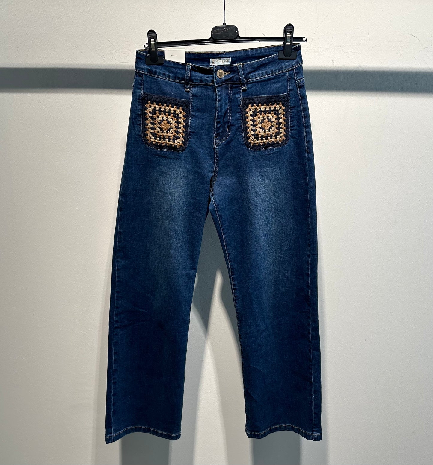 Jeans mit bestickten Taschen